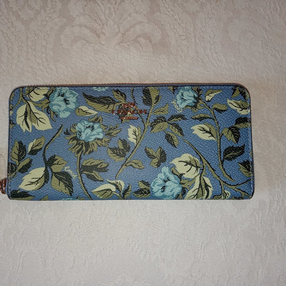 BRAND NEW Coach Pebbled Leather Zipper Clutch Wallet